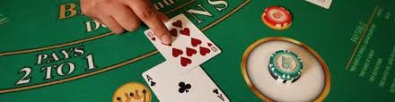 Antarmuka permainan Hot Pot dengan dealer langsung dan kartu yang jelas terlihat